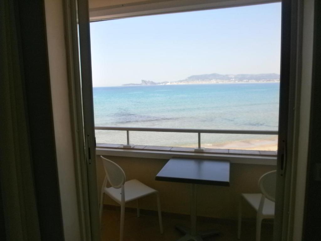 Hotel Au Tapis De Sable Saint-Cyr-sur-Mer Zimmer foto
